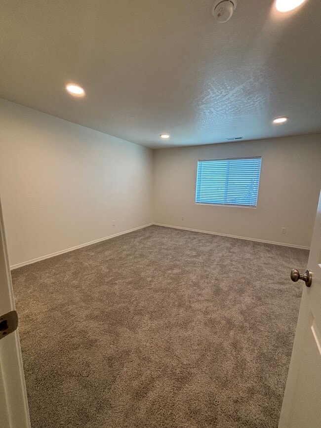Building Photo - 3bd 2.5ba Townhome - Ready for Move-In