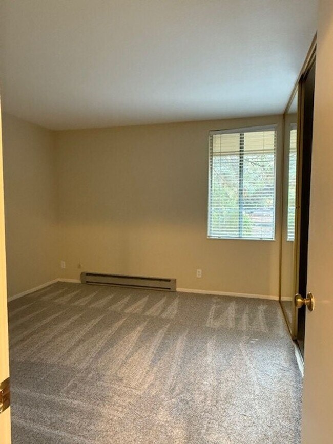 Building Photo - Spacious 1 Bedroom 1 Bath Upstairs Condo with a View