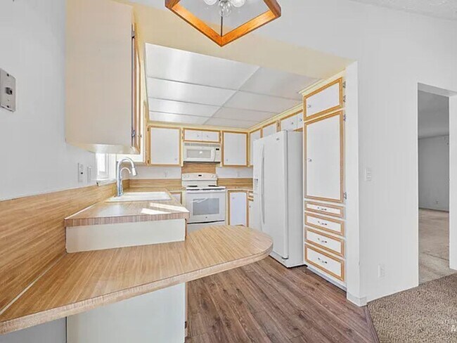 Building Photo - 80 S Heather Dr