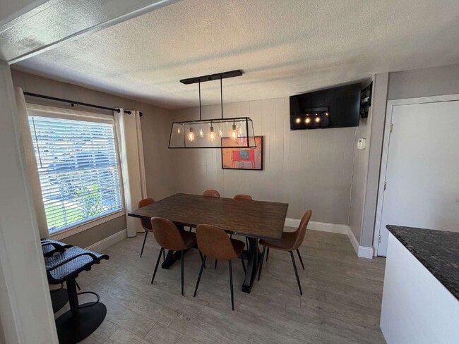 Building Photo - "Charming 3-Bedroom Oasis with Granite Elegance & Hardwood Warmth in Concord!"