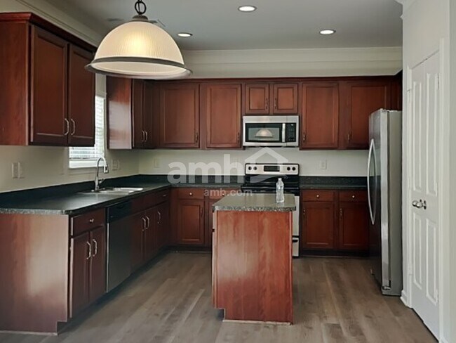 Building Photo - 2004 Centerview Dr