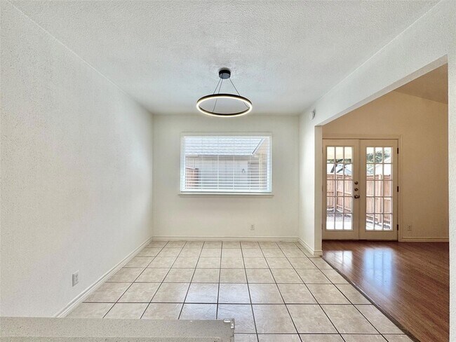 Building Photo - 1423 W Braker Ln
