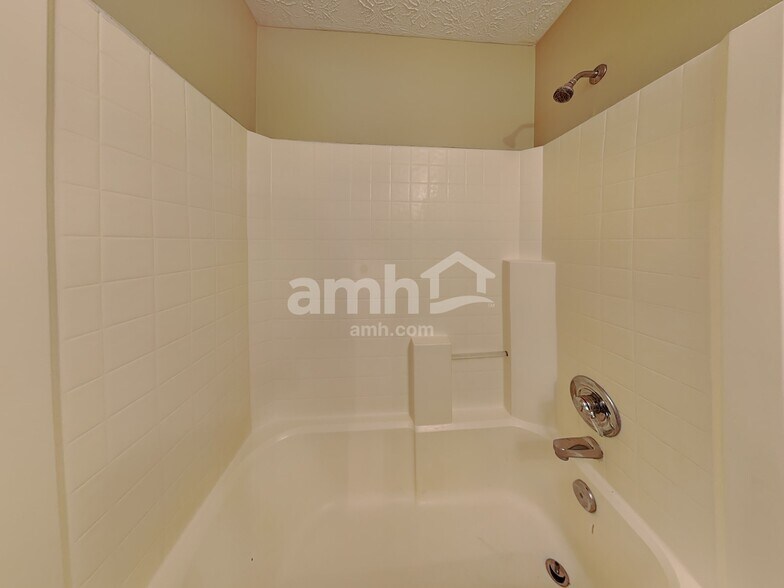 Building Photo - 1484 Persimmon Cir