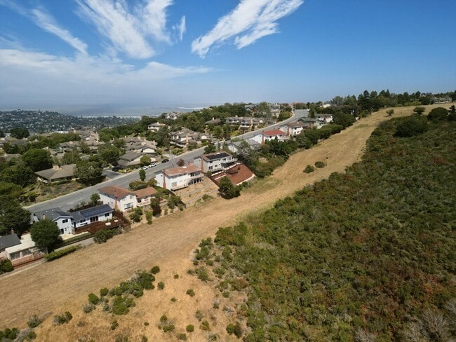 Building Photo - 208 Crestview Dr