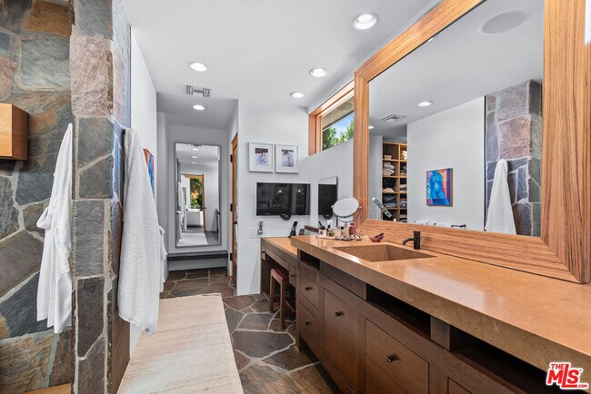 Building Photo - 4305 Clear Valley Dr