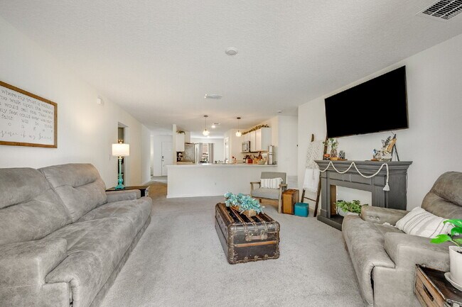 Building Photo - Bright & Spacious 3 Bedroom, 2 Bathroom Home with 2-Car Garage