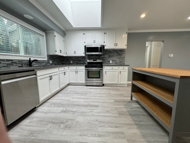 Building Photo - 457 Seaward Rd