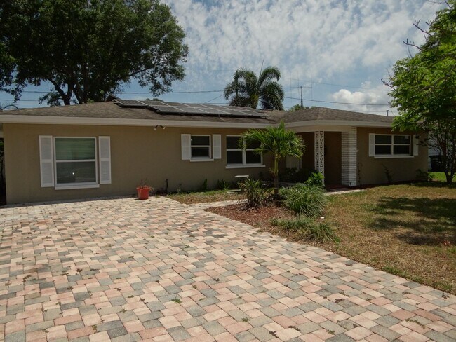Building Photo - Gorgeous 3/2 in Clearwater