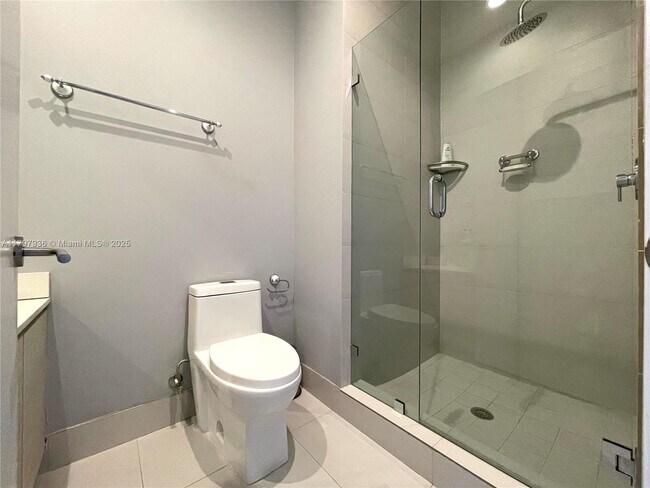 Building Photo - 2600 E Hallandale Beach Blvd