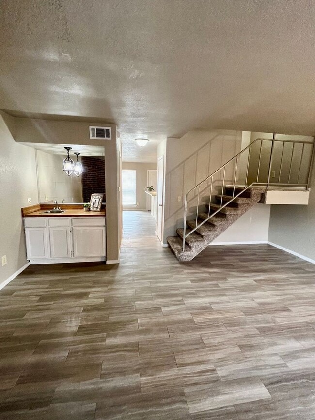 Building Photo - 1,562 sf Duplex in Norman
