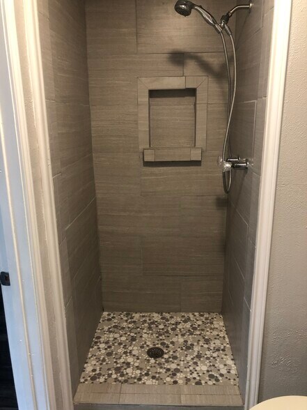 master bath shower - 100 Medina Dr