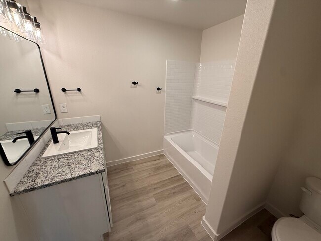 Building Photo - 1309 N Chicago Ave