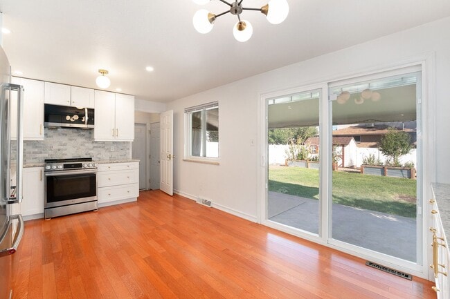 Building Photo - Charming Home w/Updated Kitchen and Yard B...