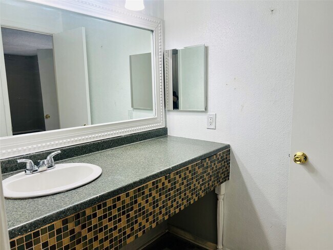 Building Photo - 2800 Jeanetta St