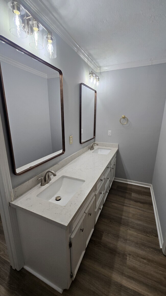 Building Photo - 405 Brentwood Dr