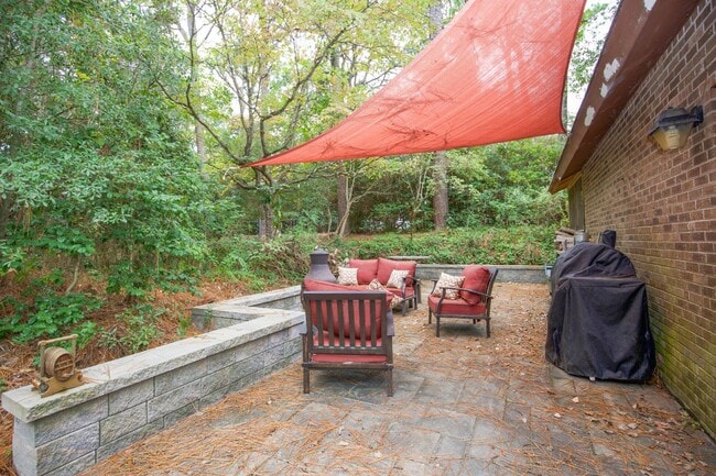 Building Photo - Cottage life in Southern Pines