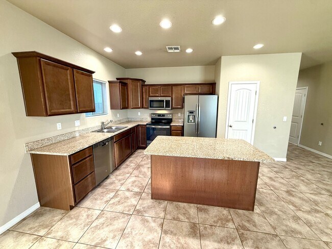 Building Photo - Beautiful 3 Bedroom with 3 Car Garage- Available Now!