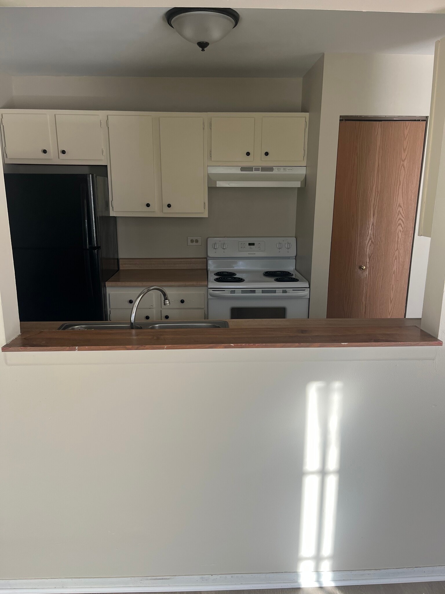 Building Photo - 660 Oriole Ct