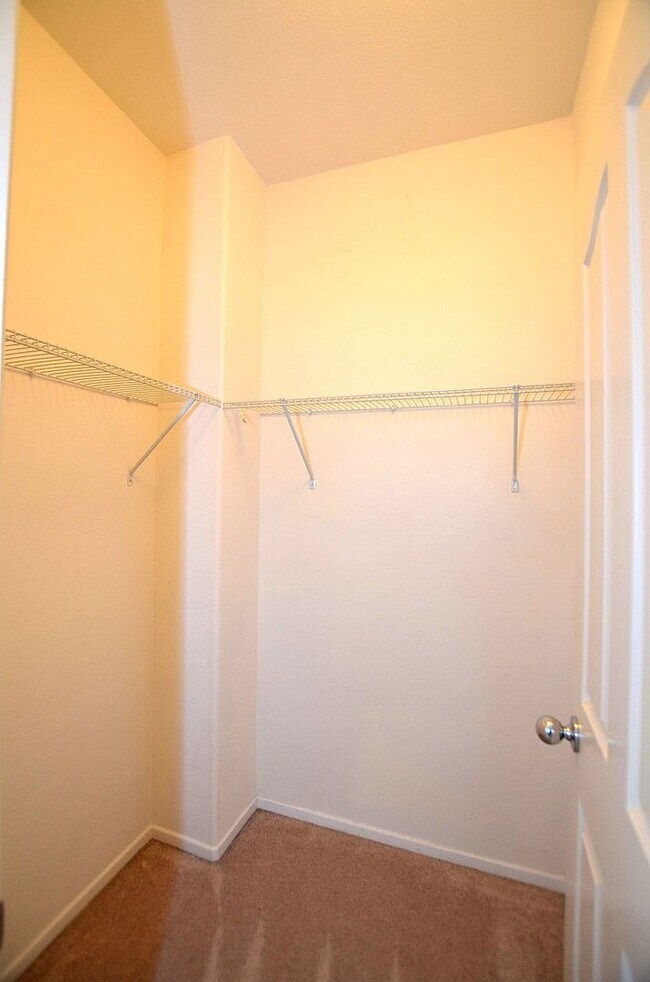 Building Photo - 4Br/3-1/2 bathroom Home