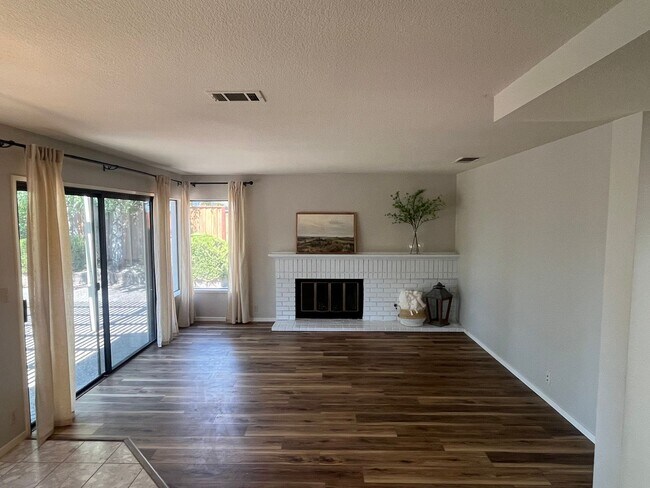 Building Photo - 4 Bedroom Home with 3- Car Garage in Hercules