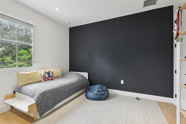 Building Photo - 7420 SW 54th Ct