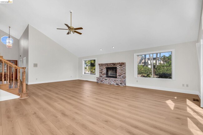 Building Photo - 5650 Edgeview Dr