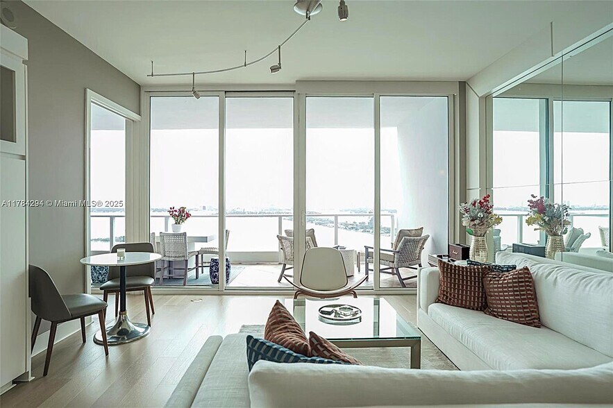 Building Photo - 2020 N Bayshore Dr