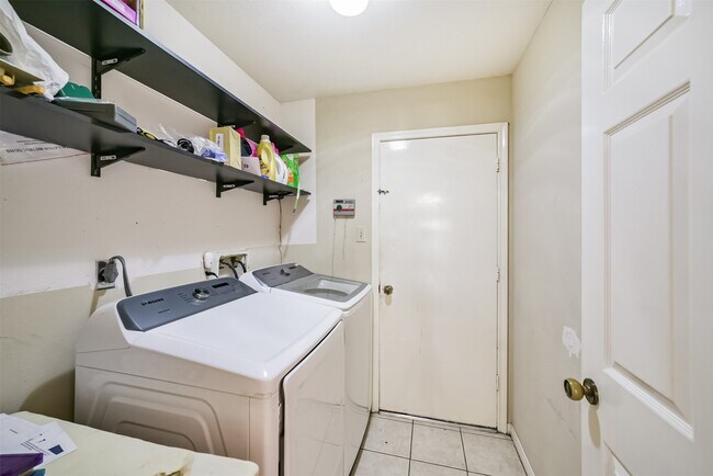 Building Photo - 15519 Montesa Dr