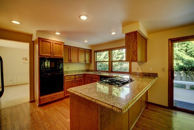 Building Photo - 5Bd/2.5Ba Bellevue Home