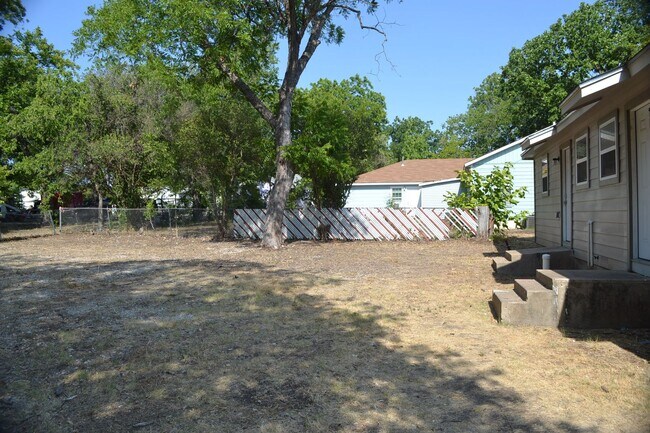Building Photo - Renovated 1 bedroom 1 bath duplex!! Don't ...