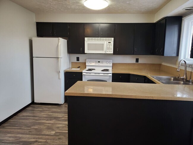 Building Photo - Darling updated duplex