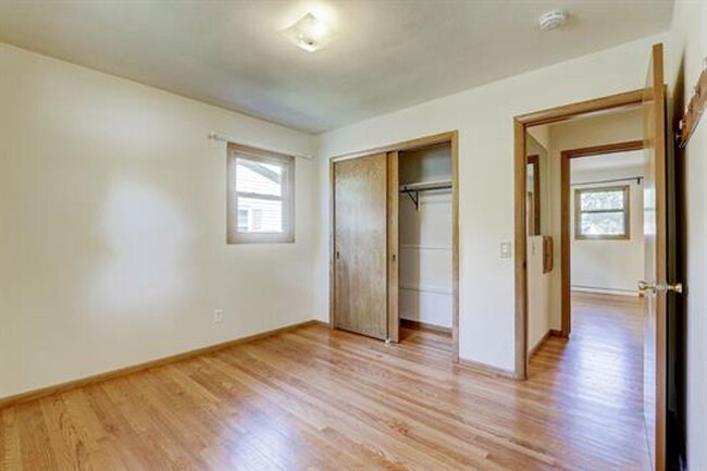 Building Photo - 3 Bedroom 1.5 Bath Single Family Home in H...