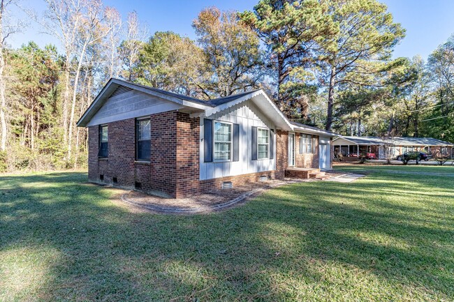 Building Photo - 3 BR, 1.5 BA w/ Garage in Goldsboro