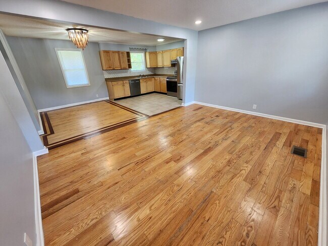 Building Photo - NEWLY REMODELED 3BR, 2BA Duplex Unit in He...