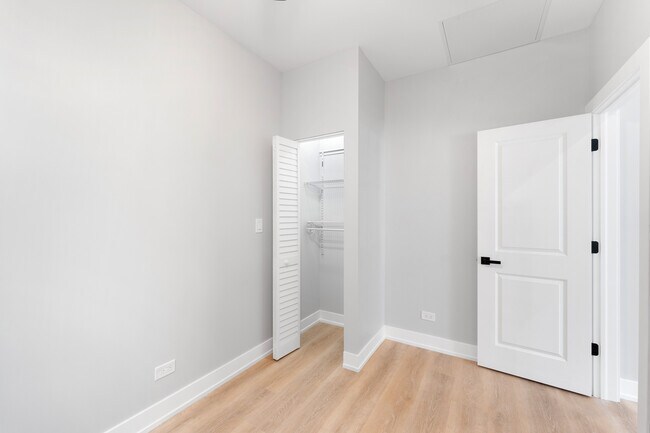 Building Photo - 1546 W Jonquil Terrace