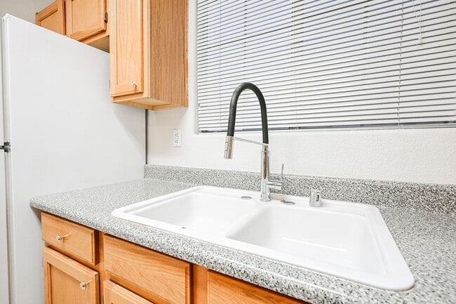 Building Photo - Gated Community townhome, with private garage