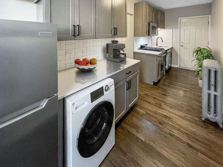 Building Photo - 910 W Dakin St