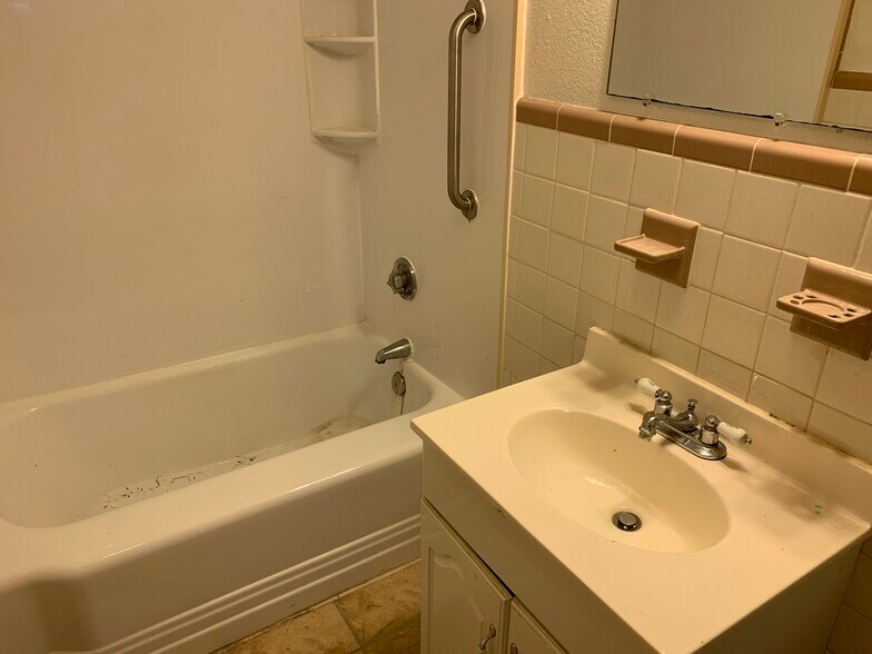 Building Photo - 468 Massasoit Rd