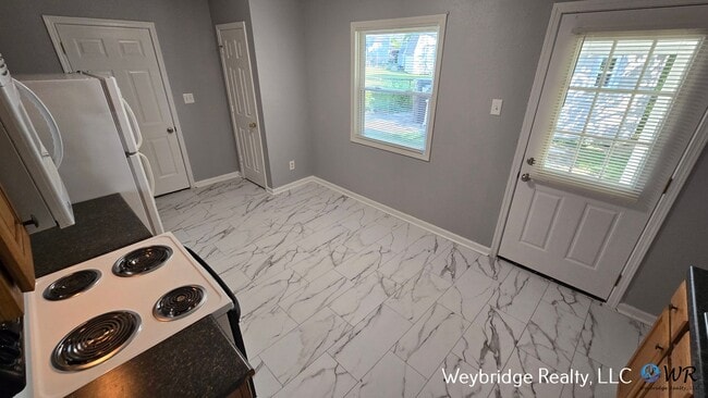 Building Photo - 3 bed 1 bath in Northbook on corner of Lor...
