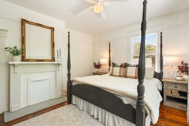 Building Photo - Charming 3 Bedroom Home Near Downtown Savannah with Flex Room & Fenced Yard