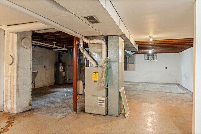 Building Photo - 2725 Rhodelia Rd