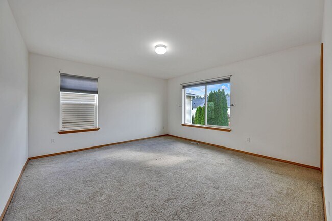 Building Photo - 4 BED & 2.5 SINGLE FAMILY HOUSE FOR RENT
