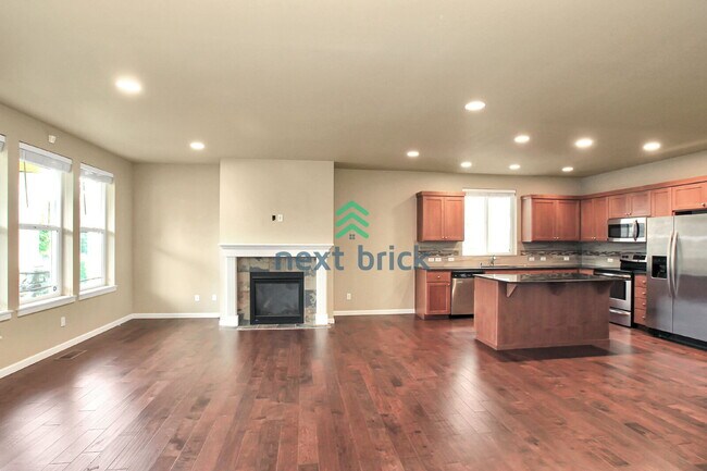 Building Photo - 3 Bed and 2.5 Bath Single-family Home Avai...
