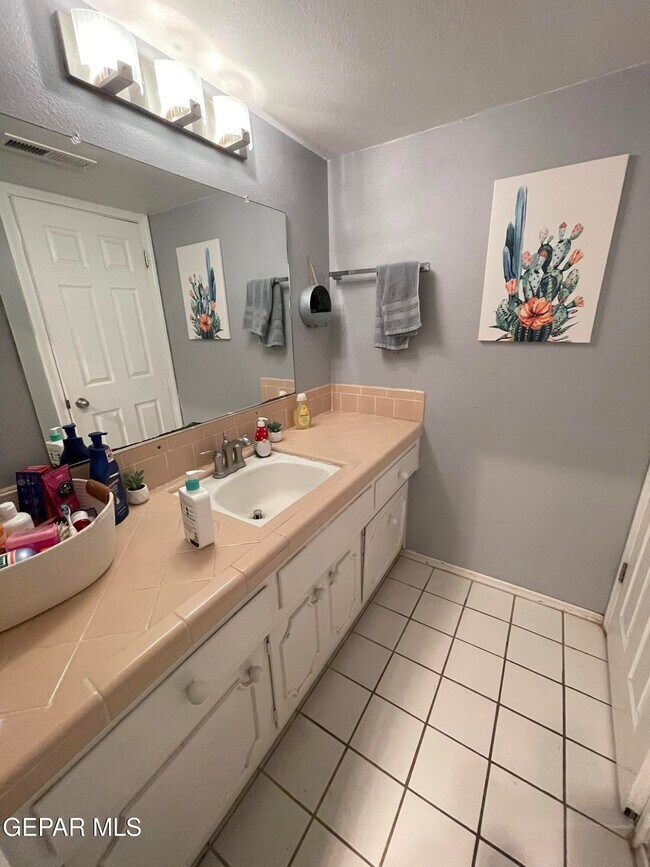 Building Photo - 10024 Fenway Dr