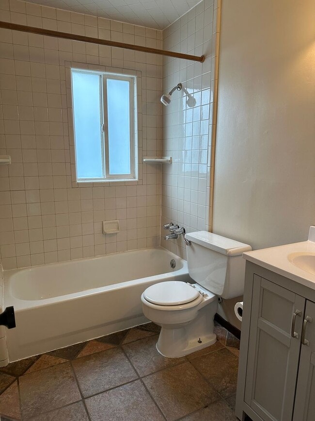 Building Photo - GORGEOUS Duplex in South Salt Lake!!!