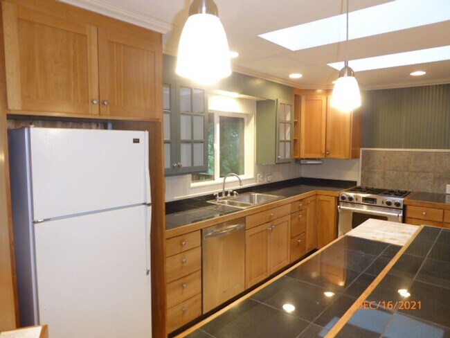 Building Photo - Beautiful 3 Bed 1 Bath Single Family House...