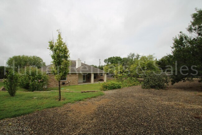 Building Photo - Charming Country Living Retreat