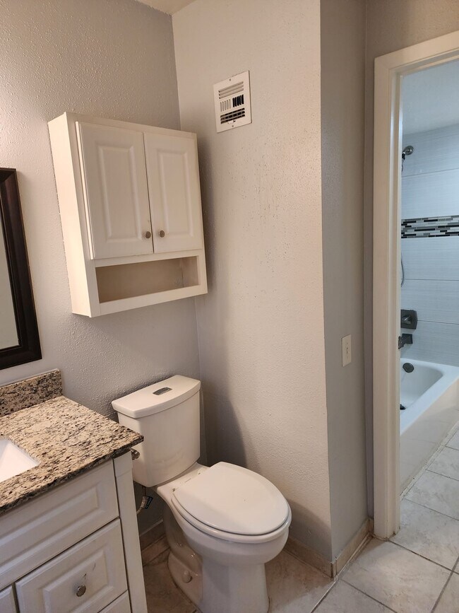 Building Photo - 11710 Southlake Dr