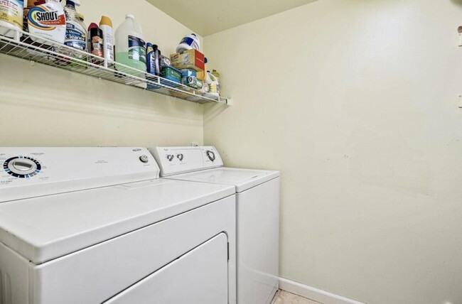 Building Photo - 2114 SW Silver Pine Way