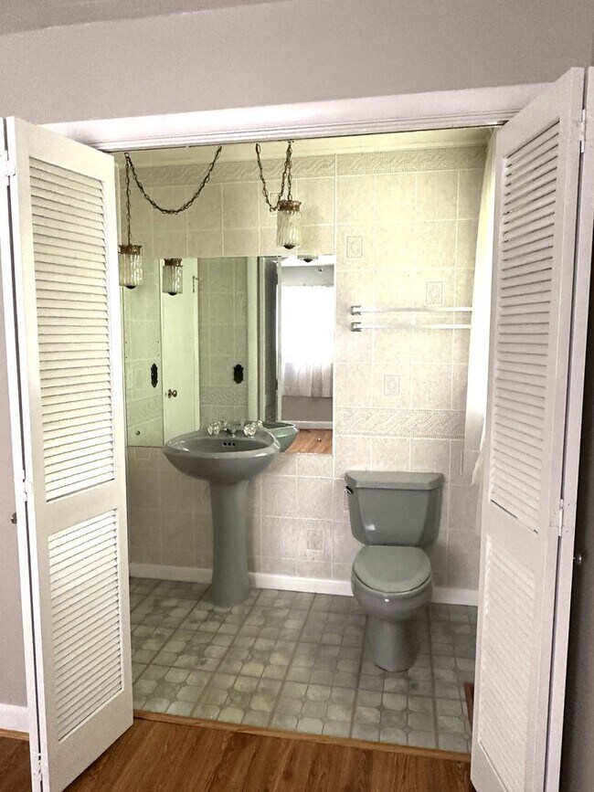 Building Photo - IMMACULATE ONE LEVEL HOME AVAILABLE IN SUR...